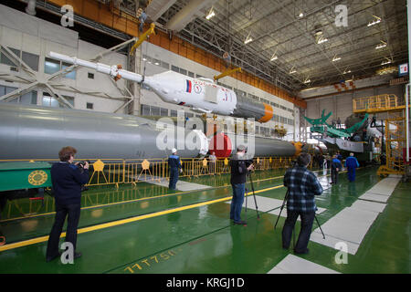 Il razzo Soyuz e Soyuz TMA-12M veicolo spaziale sono assemblati in corrispondenza di costruzione 112 sul Cosmodromo di Baikonur il Sabato, 22 marzo 2014 di Baikonur in Kazakhstan. Lancio della Soyuz è prevista per il mese di marzo 26 e invierà Expedition 39 Soyuz Commander Alexander Skvortsov di l'agenzia Spaziale Federale Russa Roscosmos,, Tecnico di volo Steven Swanson della NASA e tecnico di volo Oleg Artemyev di Roscosmos su un periodo di sei mesi di missione alla stazione spaziale internazionale. Photo credit: (NASA/Victor Zelentsov) Expedition 39 Soyuz complessivo (201403220006HQ) Foto Stock