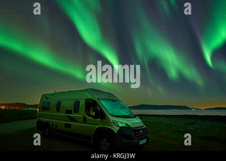Camper e Aurora Boreale, Northern Lights Russelv, Lyngen, Troms, Norvegia Foto Stock