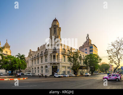 Facciata di Aya Bank Building di notte a Yangon, Myanmar. AYA Bank è una banca privata in Myanmar Foto Stock