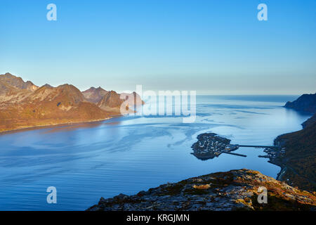 Isola villaggio di pescatori di Husoy in Oyfjorden, Senja, Lenvik, Troms, Norvegia Foto Stock