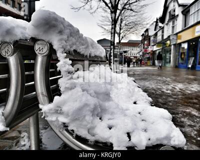 Panchina piena di neve dopo una neve pesante nel centro di solihull non troppo lontano da Birmingham nelle midlands occidentali, Inghilterra, Regno Unito, su una strada non così trafficata. Foto Stock