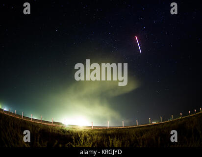 Il Soyuz TMA-13M razzo viene lanciato, come si vede in questo 30-seconda esposizione, con spedizione 40 Soyuz Commander Maxim Suraev, l'agenzia Spaziale Federale Russa Roscosmos,, Tecnico di volo Alexander Gerst, dell'Agenzia spaziale europea ESA e tecnico di volo Reid Wiseman della NASA, giovedì, 29 maggio 2014 presso il cosmodromo di Baikonur in Kazakistan. Suraev, Gerst e Wiseman permetterà di trascorrere i prossimi cinque mesi e mezzo a bordo della Stazione Spaziale Internazionale. Photo credit: (NASA/Joel Kowsky) Expedition 40 di lancio (201405290002HQ) Foto Stock