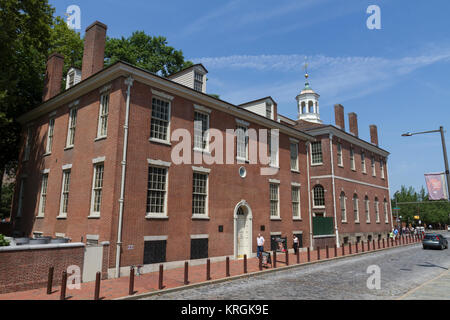 La sala filosofica (sinistra) e il vecchio Municipio (a destra), Philadelphia, Pennsylvania, Stati Uniti. Foto Stock