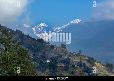 La montagna Annapurna sud dal villaggio di Ghandruk nei modi Khola valle a circa 2000 metri Foto Stock