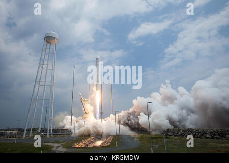 La Orbital Sciences Corporation Antares lanci di razzi dal PAD-0A con il veicolo spaziale Cygnus onboard, Domenica, 13 luglio 2014, alla NASA Wallops Flight Facility in Virginia. Il Cygnus lander è riempito con oltre 3.000 libbre di forniture per la Stazione spaziale internazionale, compresa la scienza esperimenti, esperimento hardware, pezzi di ricambio, e disposizioni dell'equipaggio. L'orbitale-2 missione è Orbital Sciences" secondo contratto consegna merci volo verso la stazione spaziale della NASA. Photo credit: (NASA/Bill Ingalls) Antares Orb-2 dal lancio Wallops (201407130015HQ) Foto Stock
