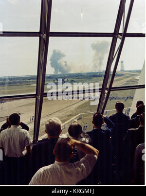 Il personale entro il Launch Control Center guarda l'Apollo 11 caricamento verticale Foto Stock