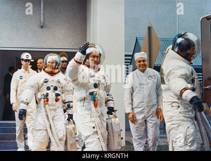 I tre Apollo 12 uomini di equipaggio lasciare il Kennedy Space Center (KSC) Veicoli spaziali con equipaggio Operations Building (MSOB) Foto Stock