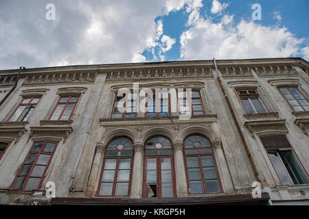 Il vecchio edificio abbandonato a Bucarest Foto Stock