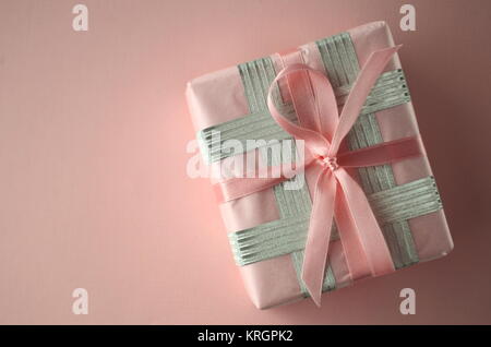 Confezione regalo presenta. Bel regalo caselle nella lussuosa carta di avvolgimento su sfondo pulito con copia spazio. Celebrando i compleanni e gli anniversari. Foto Stock