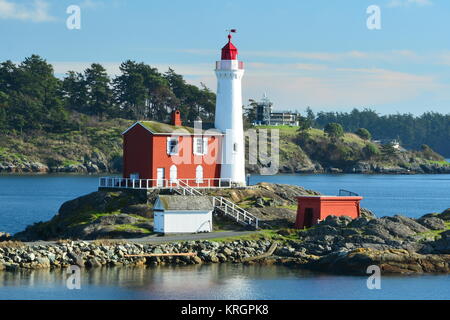 Faro di Fisgard presso il parco storico nazionale di Fort Rodd Hill a Victoria BC, Canada Foto Stock