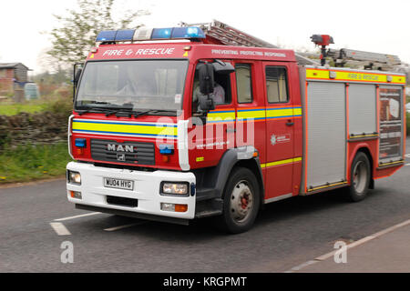 Aprile 2014 - motore antincendio britannico a velocità attivata una corsa di emergenza con luce blu Foto Stock