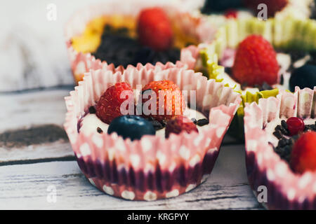 Tortini colorati con frutta estiva in dettaglio Foto Stock
