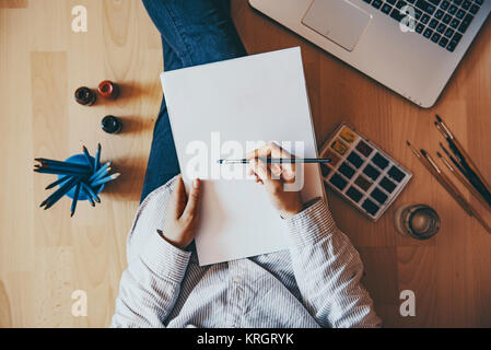 Creative artista che lavora da casa in un'atmosfera accogliente Foto Stock