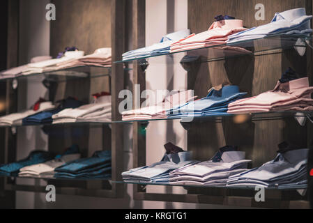 Camicie da uomo in un negozio Foto Stock