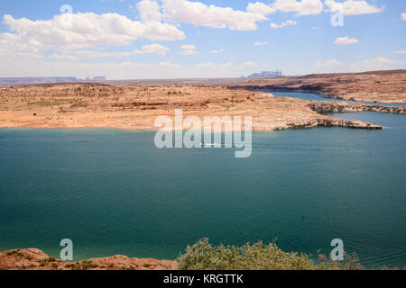 Lake Powell, Arizona con il fiume sale Project-Navajo stazione di generazione in distanc Foto Stock