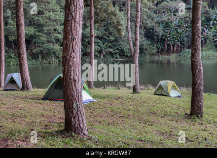 Tende da campeggio vicino al lago a Pang Oung a Mae Hong Son, Thailandia Foto Stock