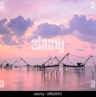 Pesce reti di sollevamento a sunrise seascape in Thailandia Foto Stock