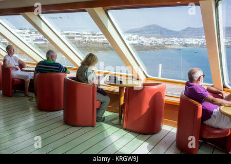 LANZAROTE, Spagna - 7 Nov 2017: i passeggeri a bordo del Naviera Armas traghetto che viaggia tra Playa Blanca e Corralejo Foto Stock