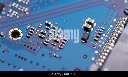 Microprocessore blu sulla scheda di circuito Foto Stock