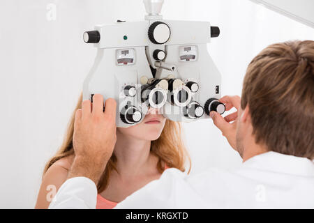 All'ottico optometrista facendo il test a vista per la ragazza Foto Stock