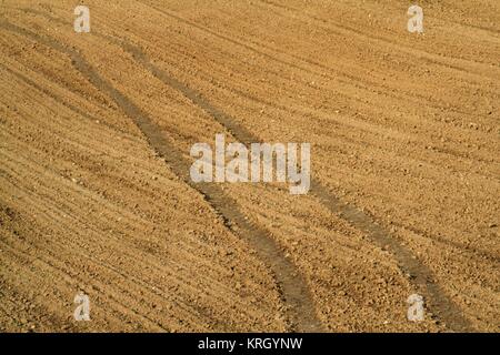Tracce del trattore sul campo Foto Stock
