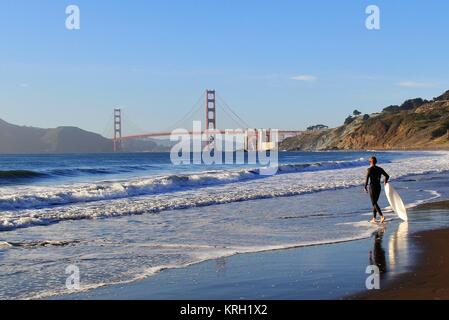 Splendida vista sulla spiaggia dei panettieri di San Francisco, guardando gli ambiziosi surfisti nelle onde del pacifico Foto Stock