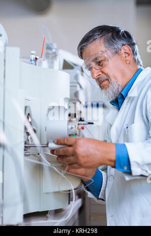 Maschio senior researcher di effettuare attività di ricerca scientifica in un laboratorio Foto Stock