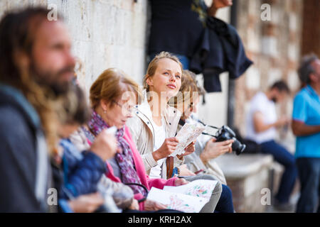 Bellissima femmina turistico con una mappa alla scoperta di una città straniera Foto Stock