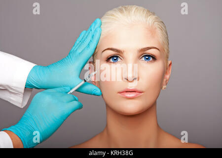 Cosmetici chirurgo plastico iniettare estetica viso Foto Stock