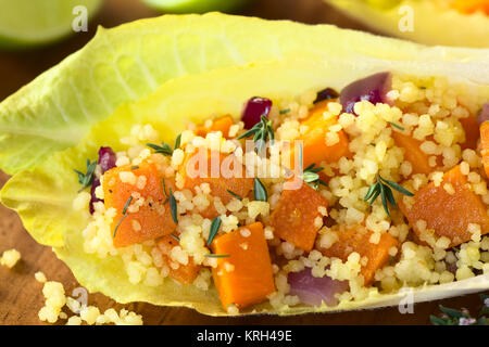 La zucca e Insalata di couscous su foglie di insalata riccia Foto Stock