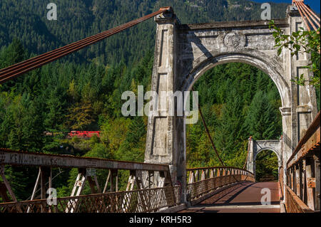 CPR treno granella eastbound passa Alexandra storico ponte sul fiume Fraser - Fraser Canyon BC Foto Stock