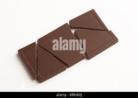 Rotto dark chocolate bar su sfondo bianco Foto Stock