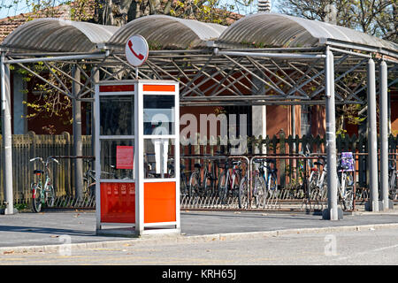 Una cabina telefonica. nonostante la globalizzazione e la diffusione dei telefoni cellulari in alcuni luoghi ci sono ancora nelle cabine del telefono Foto Stock