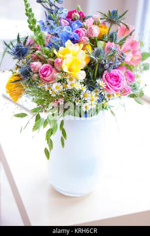 Strauss mit Wildblumen in weisser vaso Foto Stock