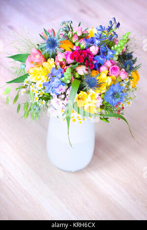 Wildblumen in einer vase Foto Stock