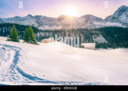 Inverno in montagna austriaca village Foto Stock