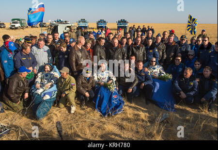 Expedition 40 Tecnico di volo Oleg Artemyev di l'agenzia Spaziale Federale Russa Roscosmos (), sinistra, Tecnico di volo Alexander Skvortsov di Roscosmos, centro e Expedition 40 comandante Steve Swanson della NASA, sedersi in sedie al di fuori della Soyuz TMA-12M capsula a pochi minuti dopo aver atterrato in una remota area vicino alla città di Zhezkazgan, Kazakistan Giovedì, Settembre 11, 2014. Swanson, Skvortsov e Artemyev è tornato a terra dopo più di cinque mesi a bordo della Stazione spaziale internazionale dove sono serviti come membri della spedizione 39 e 40 equipaggi. Photo credit: (NASA/Bill Ingalls) Spedizione Foto Stock