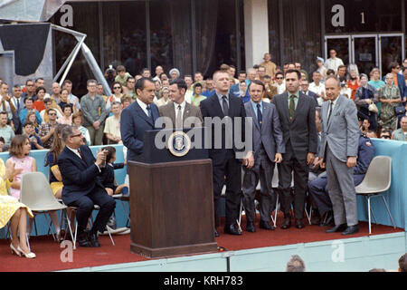 Il presidente Nixon visite i voli spaziali con equipaggio Centro per assegnazione della medaglia presidenziale della libertà per la missione Apollo 13 team delle operazioni Foto Stock