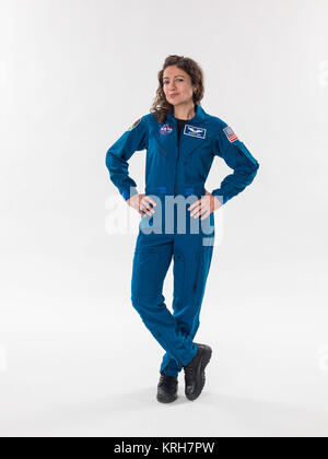 A piena lunghezza Ritratto di astronauta Jessica Meir. Foto Data: Febbraio 9, 2016. Location: Edificio 8, camera 183 - Foto in Studio. Fotografo: Robert Markowitz Jessica Meir a piena lunghezza verticale (1) Foto Stock