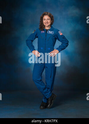 A piena lunghezza Ritratto di astronauta Jessica Meir. Foto Data: Febbraio 9, 2016. Location: Edificio 8, camera 183 - Foto in Studio. Fotografo: Robert Markowitz Jessica Meir a piena lunghezza verticale (2) Foto Stock