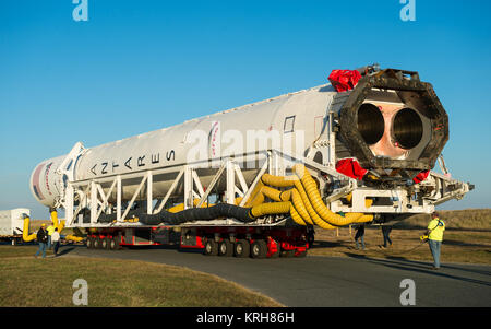 La Orbital Sciences Corporation Antares rocket, con il veicolo spaziale Cygnus onboard, rotoli da l'integrazione orizzontale Facility (HIF) a Launch Pad-0A, Venerdì, Ottobre 24, 2014, alla NASA Wallops Flight Facility in Virginia. L'Antares si avvierà con il veicolo spaziale Cygnus riempito con oltre 5.000 libbre di forniture per la Stazione spaziale internazionale, compresa la scienza esperimenti, esperimento hardware, pezzi di ricambio, e disposizioni dell'equipaggio. L'orbitale-3 missione è Orbital Sciences' terzo contratto consegna merci volo verso la stazione spaziale della NASA. Photo credit: (NASA/Joel Kowsky) Antares CRS Foto Stock