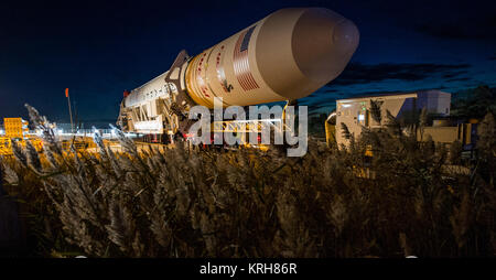 La Orbital Sciences Corporation Antares rocket, con il veicolo spaziale Cygnus onboard, arriva a Launch Pad-0A, Venerdì, Ottobre 24, 2014, alla NASA Wallops Flight Facility in Virginia. L'Antares si avvierà con il veicolo spaziale Cygnus riempito con oltre 5.000 libbre di forniture per la Stazione spaziale internazionale, compresa la scienza esperimenti, esperimento hardware, pezzi di ricambio, e disposizioni dell'equipaggio. L'orbitale-3 missione è Orbital Sciences' terzo contratto consegna merci volo verso la stazione spaziale della NASA. Photo credit: (NASA/Joel Kowsky) Antares CRS Orb-3 rollout 201410240012(HQ) Foto Stock