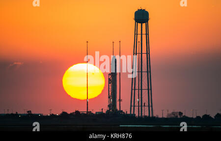 La Orbital Sciences Corporation Antares rocket, con il veicolo spaziale Cygnus onboard, è visto su Launch Pad-0A in fase di sunrise, domenica 26 ottobre, 2014, alla NASA Wallops Flight Facility in Virginia. L'Antares si avvierà con il veicolo spaziale Cygnus riempito con oltre 5.000 libbre di forniture per la Stazione spaziale internazionale, compresa la scienza esperimenti, esperimento hardware, pezzi di ricambio, e disposizioni dell'equipaggio. L'orbitale-3 missione è Orbital Sciences' terzo contratto consegna merci volo verso la stazione spaziale della NASA. Il lancio è previsto per lunedì, 27 ottobre a 6:45 p.m. EDT. Photo credit: ( Foto Stock