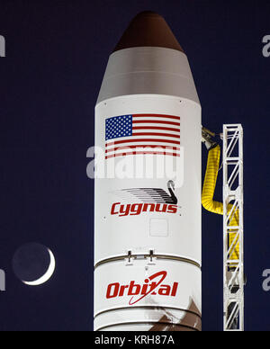 La Orbital Sciences Corporation Antares rocket, con il veicolo spaziale Cygnus onboard, è visto su Launch Pad-0A, domenica 26 ottobre, 2014, alla NASA Wallops Flight Facility in Virginia. L'Antares si avvierà con il veicolo spaziale Cygnus riempito con oltre 5.000 libbre di forniture per la Stazione spaziale internazionale, compresa la scienza esperimenti, esperimento hardware, pezzi di ricambio, e disposizioni dell'equipaggio. L'orbitale-3 missione è Orbital Sciences' terzo contratto consegna merci volo verso la stazione spaziale della NASA. Il lancio è previsto per lunedì, 27 ottobre a 6:45 p.m. EDT. Photo credit: (NASA/Joel Kowsky) Foto Stock