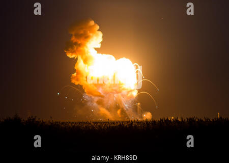La Orbital Sciences Corporation Antares rocket, con il veicolo spaziale Cygnus a bordo soffre di una grave anomalia per pochi istanti dopo il lancio dal Mid-Atlantic Spaceport regionale Pad 0A, Martedì, 28 ottobre 2014, alla NASA Wallops Flight Facility in Virginia. Il Cygnus navicella spaziale è stato riempito con circa 5.000 libbre di forniture slated per la Stazione spaziale internazionale, compresa la scienza esperimenti, esperimento hardware, pezzi di ricambio, e disposizioni dell'equipaggio. Photo credit: (NASA/Joel Kowsky) Antares Orb-3 fallimento del lancio (201410280011HQ) Foto Stock