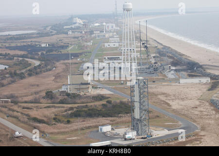 Una veduta aerea di Wallops Island strutture di lancio adottate dalla Wallops Incident Response Team Mercoledì, Ottobre 29, 2014 dopo il fallito tentativo di lancio di scienza orbitale Corp.'s Antares rocket ott. 28, Wallops Island, VA. Photo credit: (NASA/Terry Zaperach) Postumi di Antares Orb-3 esplosione in corrispondenza del pad 0A (20141029b) Foto Stock