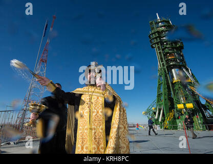 Un sacerdote ortodosso benedice i membri dei media presso il cosmodromo di Baikonur launch pad su Sabato, nov. 22, 2014, in Kazakistan. Lancio del razzo Soyuz è prevista per il mese di novembre 24 e porterà Expedition 42 comandante Soyuz Anton Shkaplerov di l'agenzia Spaziale Federale Russa Roscosmos (), tecnico di volo Terry Virts della NASA , e tecnico di volo Samantha Cristoforetti dell'Agenzia spaziale europea in orbita per iniziare il loro cinque e mezzo mesi di missione sulla Stazione spaziale internazionale. Photo credit: (NASA/Aubrey Gemignani) Expedition 42 Soyuz benedizione (201411220003HQ) Foto Stock