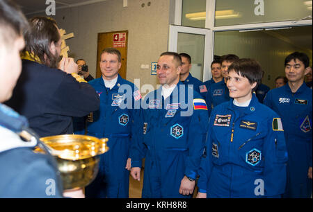 Expedition 42 Tecnico di volo Terry Virts della NASA, sinistra, Soyuz Commander Anton Shkaplerov di l'agenzia Spaziale Federale Russa Roscosmos (), centro e tecnico di volo Samantha Cristoforetti dell'Agenzia spaziale europea (ESA), destra, ricevere la tradizionale benedizione di un sacerdote russo ortodosso al cosmonauta Hotel prima del loro lancio del razzo Soyuz alla Stazione Spaziale Internazionale (ISS), Domenica 9 Novembre 23, 2014, di Baikonur in Kazakhstan. Virts, Shkaplerov e Cristoforetti permetterà di trascorrere i prossimi cinque mesi e mezzo vivere e lavorare a bordo della ISS. Photo credit: (NASA/Aubrey Gemign Foto Stock