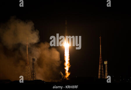 Il Soyuz TMA-15M lanci di razzi dal cosmodromo di Baikonur in Kazakistan il lunedì, nov. 24, 2014 portando Expedition 42 comandante Soyuz Anton Shkaplerov di l'agenzia Spaziale Federale Russa Roscosmos (), tecnico di volo Terry Virts della NASA e tecnico di volo Samantha Cristoforetti dell'Agenzia spaziale europea (ESA) in orbita per iniziare il loro cinque e mezzo mesi di missione sulla Stazione spaziale internazionale. (Photo credit: NASA/Aubrey Gemignani) Expedition 42 di lancio (201411240002HQ) Foto Stock