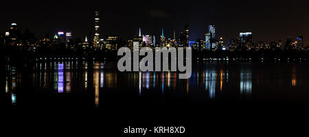 Midtown Manhattan, si vede riflessa nella Jaqueline Keneddy Onassis serbatoio nel Central Park Foto Stock